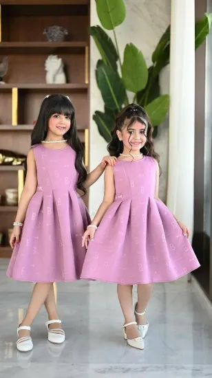 صورة فستان بناتي وردي مزخرف